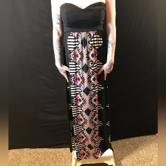 🖤💞2B BEBE STRAPLESS MAXI DRESS SIZE MED W BEAUTIFUL GEO DESIGN CENTER!💞🖤 - Picture 1 of 8